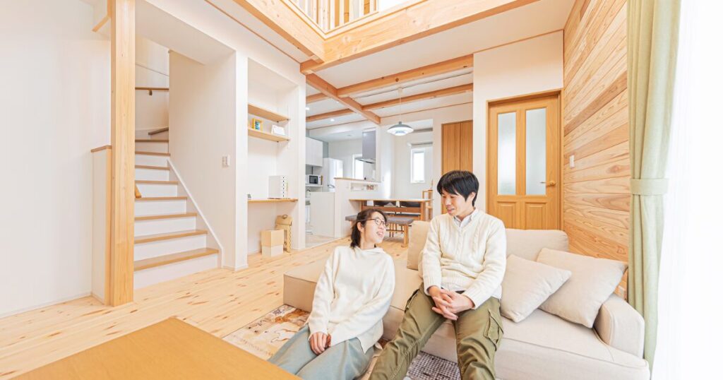 「木の家がいい！」そんなご夫婦が選んだ、吹き抜けが心地いい“性能重視”の住まい