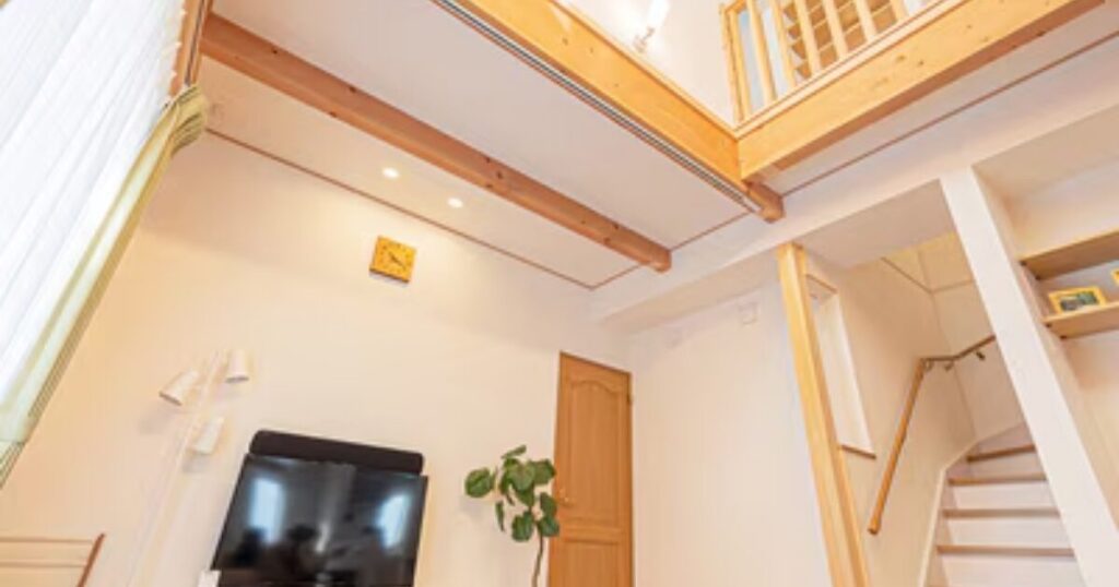 木に包まれる吹き抜けリビング